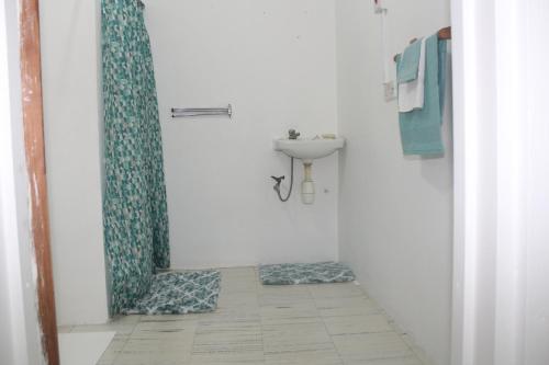 Shower, Comfort Air B & B in Grenada-st Georges