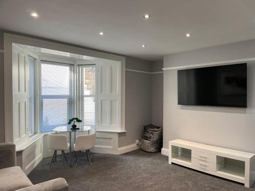 Picture of Large 1 Bedroom Flat With Private Parking