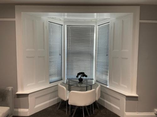 Picture of Large 1 Bedroom Flat With Private Parking