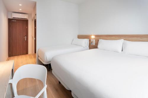 1 king bed, 1 twin bed