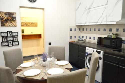 City center Two room Apartment with fireplace- quiet location- up to FIVE Guests - SELF CHECK-IN- FREE parking, Riga (foto 7)