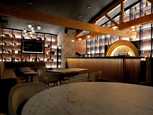ผับ/เลาจน์, Hotel Turan & Spa in เลส เดอ อาลป์
