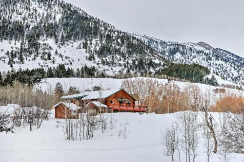 Charming Bedford Cabin with Private Hot Tub! - Thayne