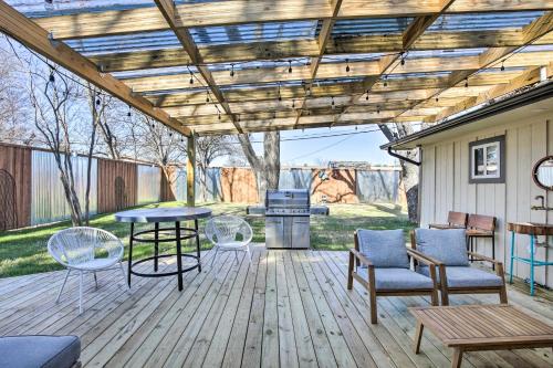 Dallas Area Suburban Home with Yard about 12 Mi to Dtwn! in Dallas, USA