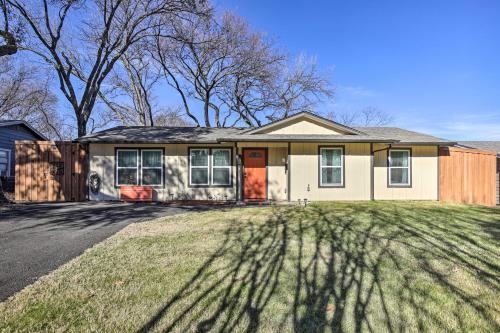 Dallas Area Suburban Home with Yard about 12 Mi to Dtwn! in Dallas, USA