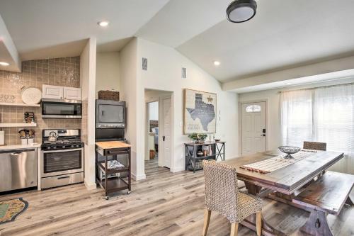 Dallas Area Suburban Home with Yard about 12 Mi to Dtwn! in Dallas, USA