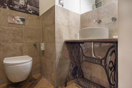 Double or Twin Room with Private Bathroom image 3