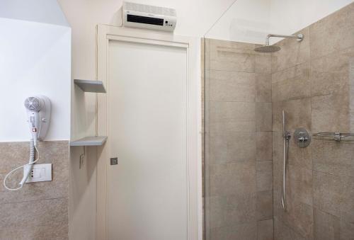 Double or Twin Room with Private Bathroom image 2