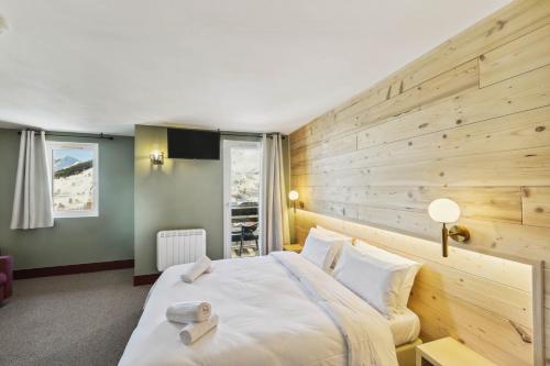 1 queen bed, 1 sofa bed
