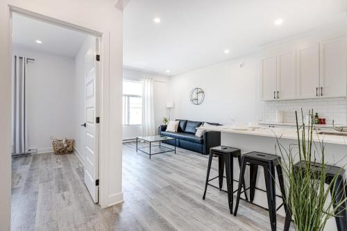 M11 Upscale Spacious 1BR wKingBed AC in Heart of PlateauMile-End