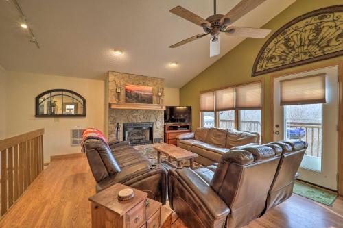 Beech Mountain Cabin Deck and Mountain Views! in Beech Mountain, USA