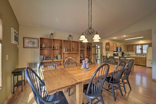 Beech Mountain Cabin Deck and Mountain Views! in Beech Mountain, USA