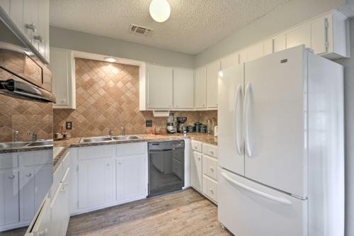 Lubbock Townhome with Grill Near TTU and Downtown! in 拉伯克