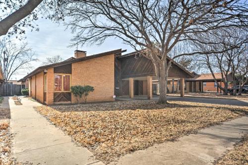 Lubbock Townhome with Grill Near TTU and Downtown! in 拉伯克