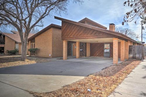 Lubbock Townhome with Grill Near TTU and Downtown! in 拉伯克