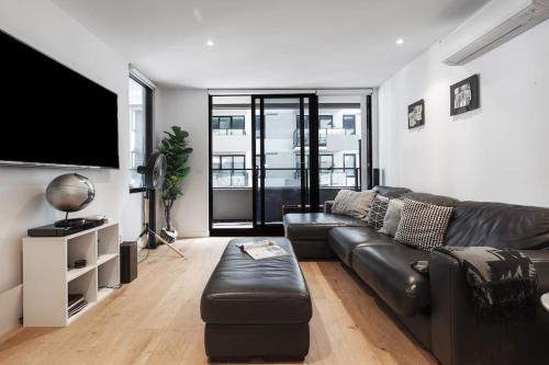 Stylish Apt w/ Stunning Rooftop Views & Hot Tub - Melbourne Stylish Apt w/ Stunning Rooftop Views & Hot Tub - Melbourne