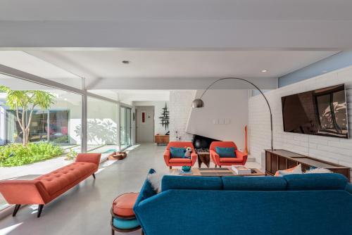Private Mid Century Modern Architectural Home in Palm Springs, USA