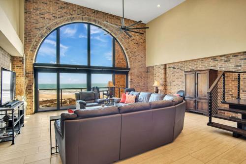 Beautiful Split Level Penthouse with Panoramic Vews of the Gulf Coast