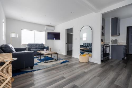 Bungalow w Free Parking 4 min from SoFi, 8min from airport