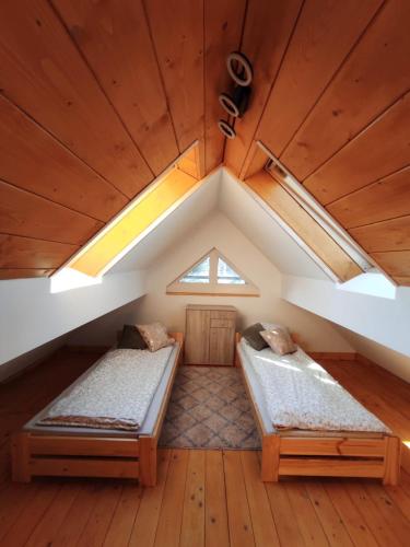 1 double bed, 4 twin beds