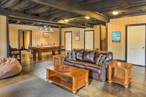 Underwood Home with 40 Acres Fire Pit, Private Lake in Σκοτσμπεργκ(Ιντιάνα)