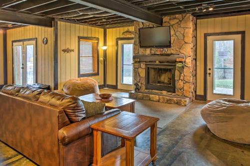 Underwood Home with 40 Acres Fire Pit, Private Lake in Σκοτσμπεργκ(Ιντιάνα)