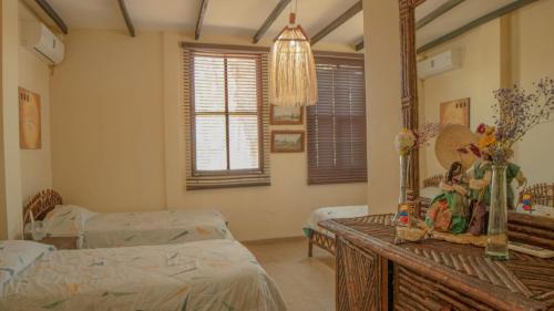 1 queen bed, 2 twin beds