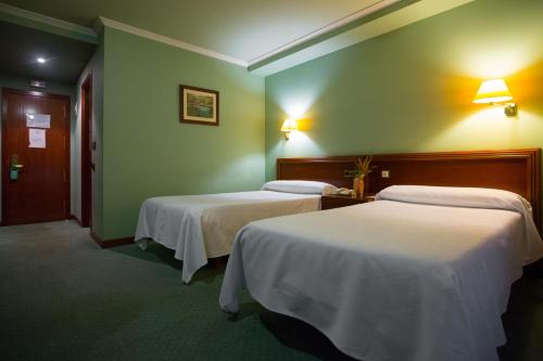2 twin beds