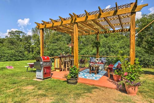2 Mi to Lake Hamilton! Log Cabin w/ Cozy Loft