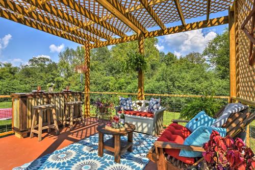 Log Cabin with Great Yard- 2 Miles to Lake Hamilton! - image 12