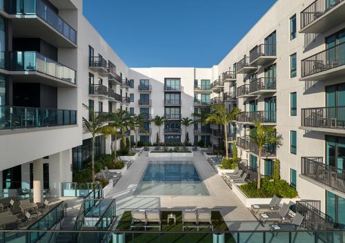 Úszómedence, AKA West Palm in West Palm Beach (Florida)