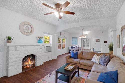 Briana's Downtown Beach House! Walk to beach!