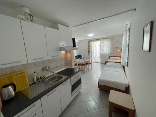 One-Bedroom Apartment with Terrace room in Apartments with parking spaces Sabunike Zadar - 6258