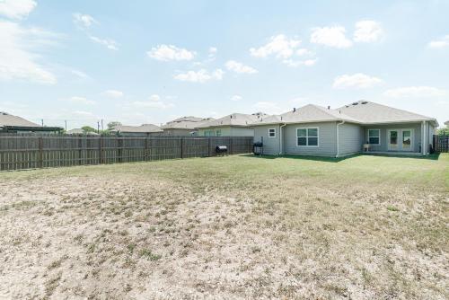 1 Story-4BR/5Beds/2.5BA Lackland-Missions-Downtown