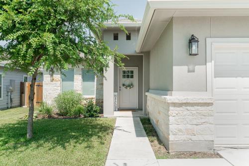 1 Story-4BR/5Beds/2.5BA Lackland-Missions-Downtown