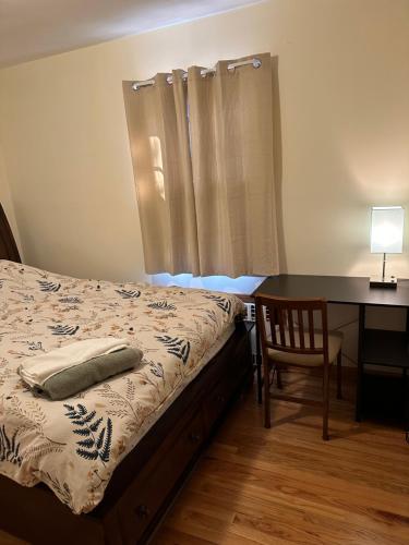 M1 Queen Size BedRoom with desk near Rutgers U & hospitals in New Brunswick (NJ)