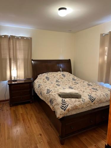 M1 Queen Size BedRoom with desk near Rutgers U & hospitals in New Brunswick (NJ)