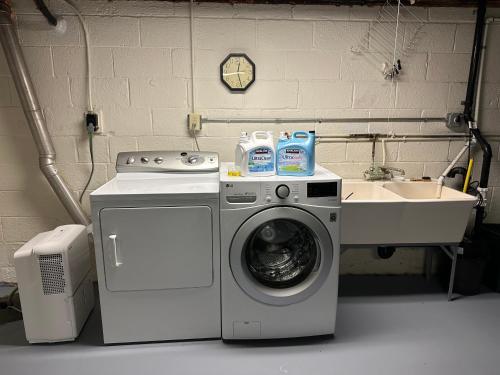 M1 Queen Size BedRoom with desk near Rutgers U & hospitals in New Brunswick (NJ)