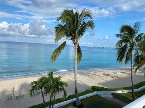 Waterfront Condo on Seven Mile Beach, amazing location!