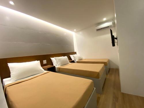 3 twin beds