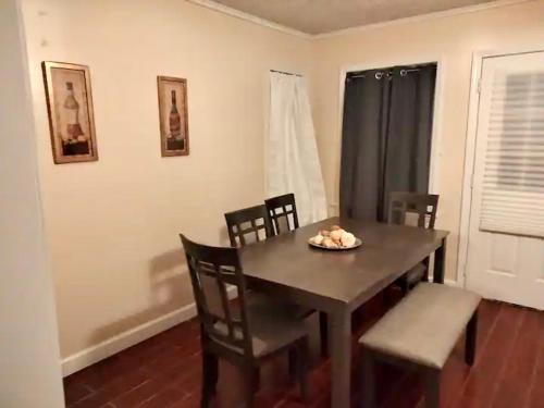 3 Bed 2 Bath House, Quiet & downtown Smart TVs in all rooms, Whole house to yourself