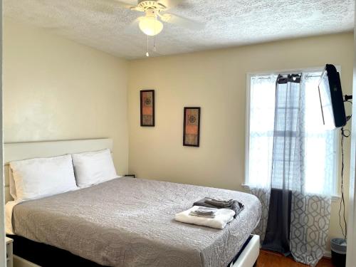 3 Bed 2 Bath House, Quiet & downtown Smart TVs in all rooms, Whole house to yourself