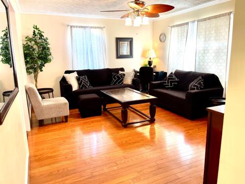 3 Bed 2 Bath House, Quiet & downtown Smart TVs in all rooms, Whole house to yourself