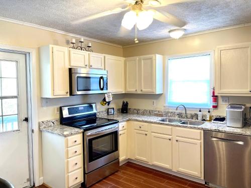 3 Bed 2 Bath House, Quiet & downtown Smart TVs in all rooms, Whole house to yourself