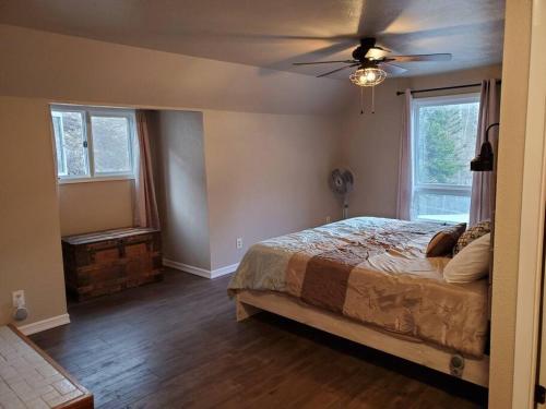 Guestroom, Perfect Cabin for your Adventures and Retreat in Central City