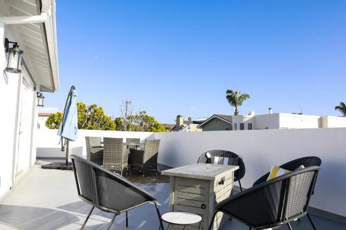 Lovely Beach Home - 2 min walk to the beach - Game Room - Channel Islands! in Oxnard, USA