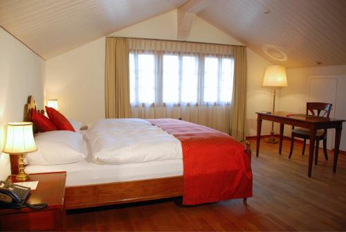 1 queen bed, 1 sofa bed