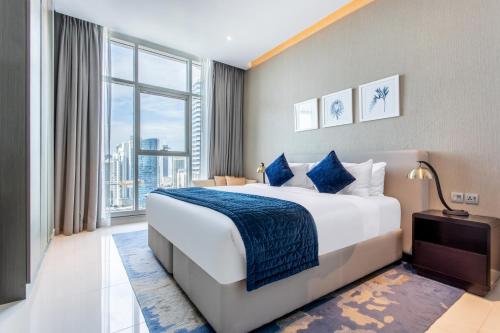 The S Holiday Homes Canal view Studio and One Bedroom Apartments, Damac Maison Prive, Dubái