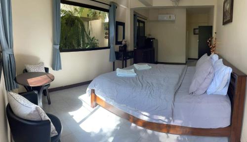 room detail thumbnail 2