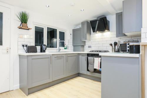 مطبخ, mySTAYINN Tomnahurich Guest House in Dalneigh